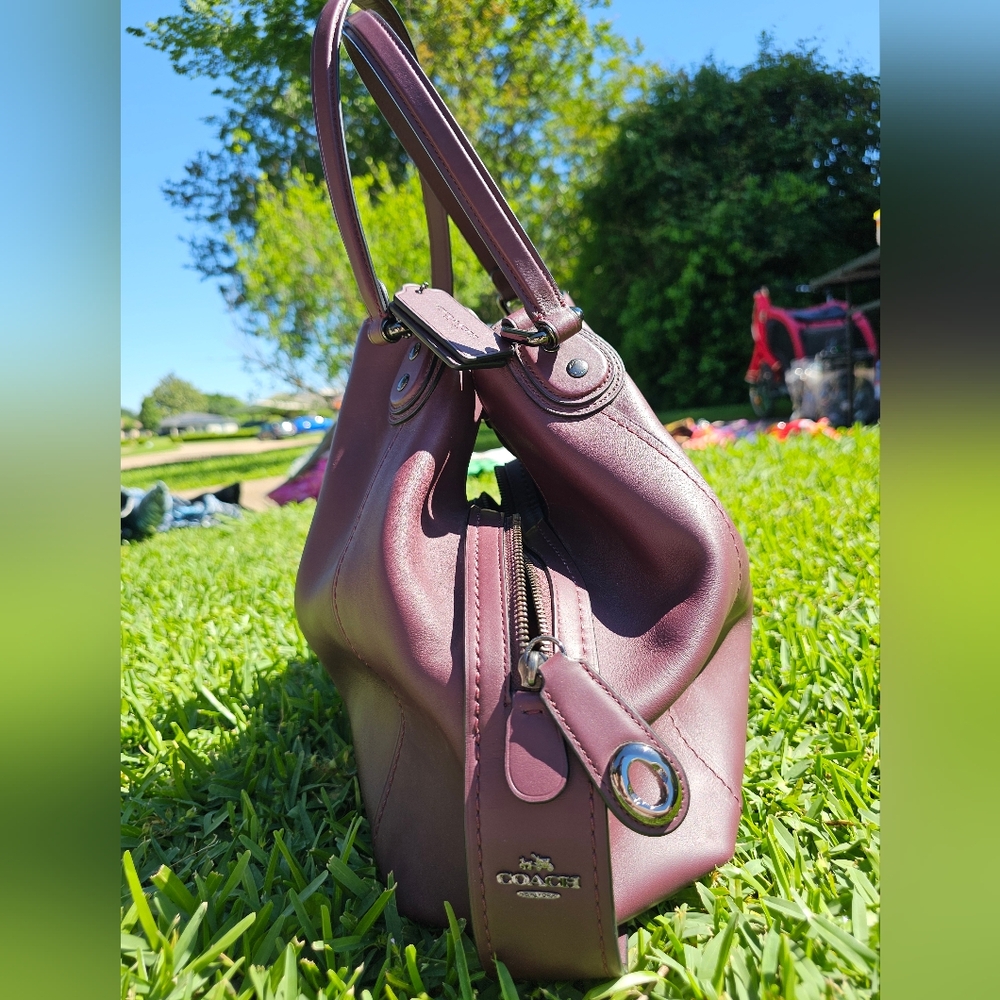 Elegant Mauve Leather Handbag